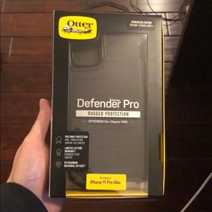 iPhone 11 Pro Max Defender Series Prob Screenless
